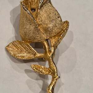 Vintage DuBarry Fifth Avenue DFA Gold Tone Rose Bud Fashion Brooch Lapel Pin